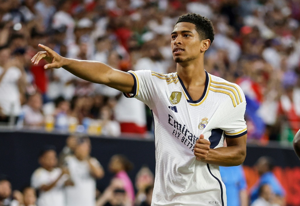 الانكليزي جود بيلينغهام يحتفل بتسجيله هدفاً لصالح فريقه الجديد ريال مدريد الإسباني أمام مانشستر يونايتد الانكليزي خلال جولة تحضيرية في الولايات المتحدة في هيوستن، تكساس في 26 تموز/يوليو 2023 (ا ف ب)