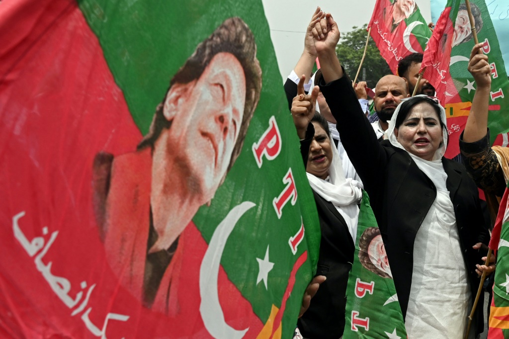 مناصرون لرئيس الوزراء الباكستاني السابق عمران خان خلال تجمع احتجاجي في لاهور في السابع من آب/أغسطس 2023 (أ ف ب)   