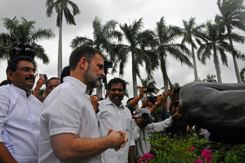 زعيم حزب المؤتمر الهندي راهول غاندي يصل إلى البرلمان في نيودلهي في 7 آب/أغسطس 2023 (ا ف ب)
