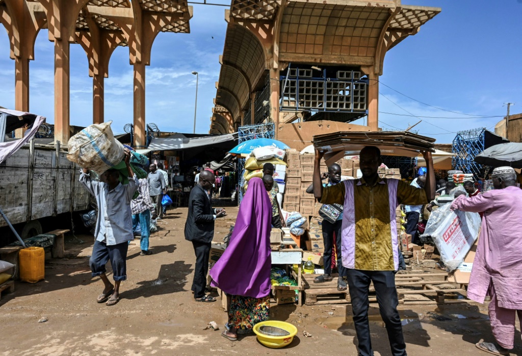 السوق الرئيسية في عاصمة النيجر نيامي في 8 آب/أغسطس 2023 (ا ف ب)