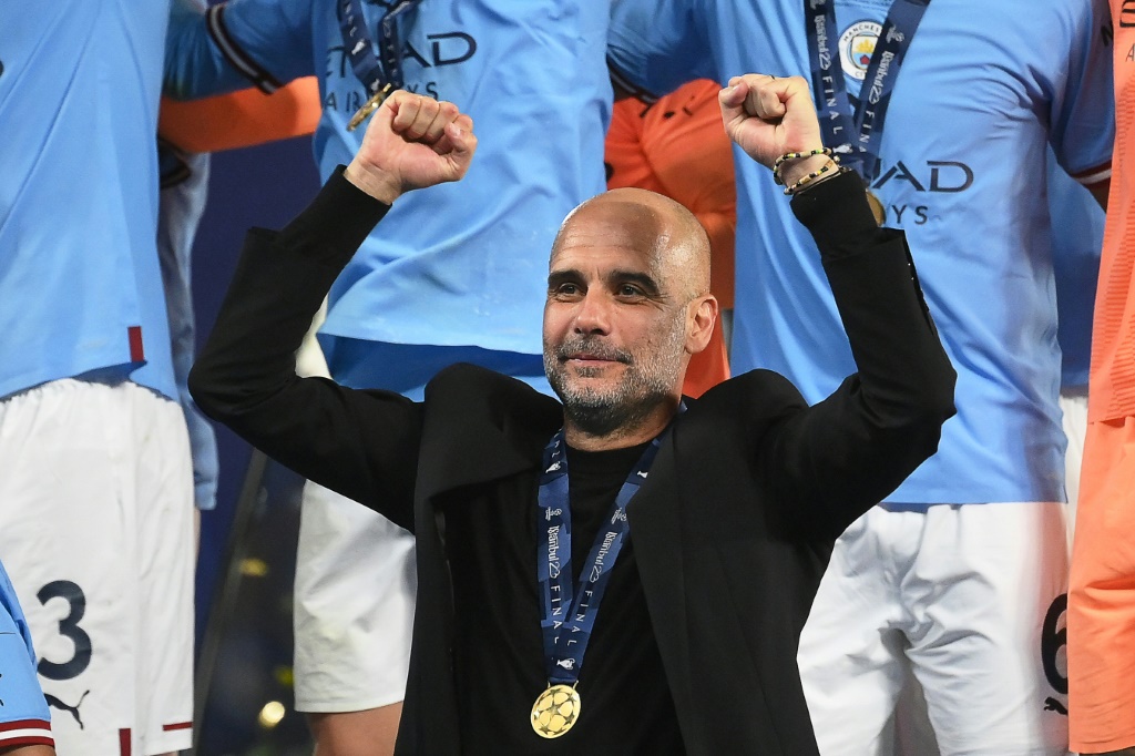 المدرب الاسباني بيب غوارديولا يحتفل بتتويج مانشستر سيتي الانكليزي بطلا لدوري أبطال أوروبا لكرة القدم على حساب إنتر الايطالي بعد النهائي على ملعب أتاتورك في إسطنبول في 10 حزيران/يونيو 2023 (ا ف ب)