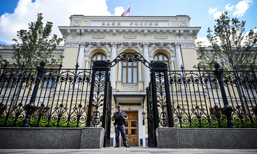 حارس أمن يقف عند مدخل مقر البنك المركزي الروسي في وسط موسكو في 21 تموز/يوليو 2023 (ا ف ب)   