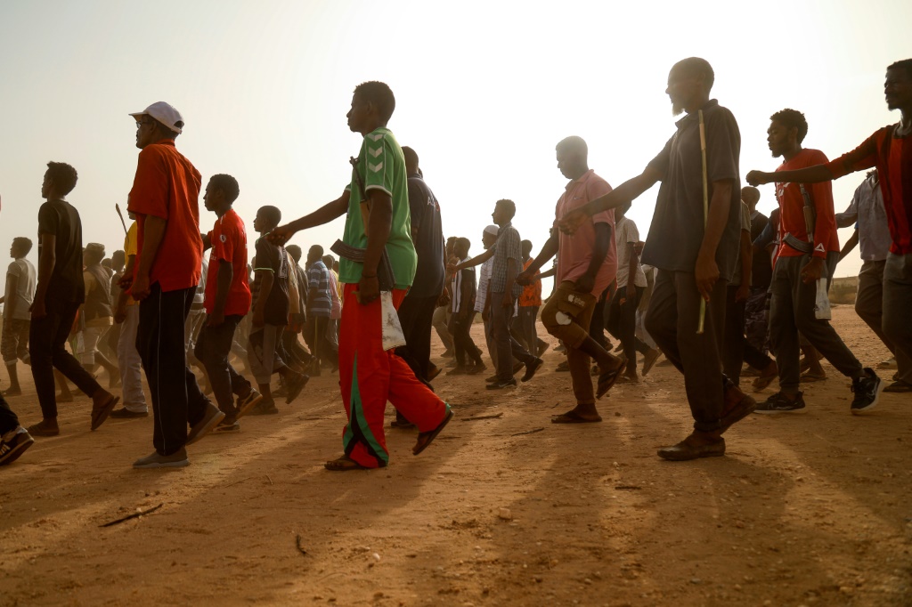 مدنيون سودانيون جندهم الجيش للمشاركة في القتال ضد قوات الدعم السريع في الكاسنجر في السودان في التاسع من آب/أغسطس 2023 (ا ف ب)