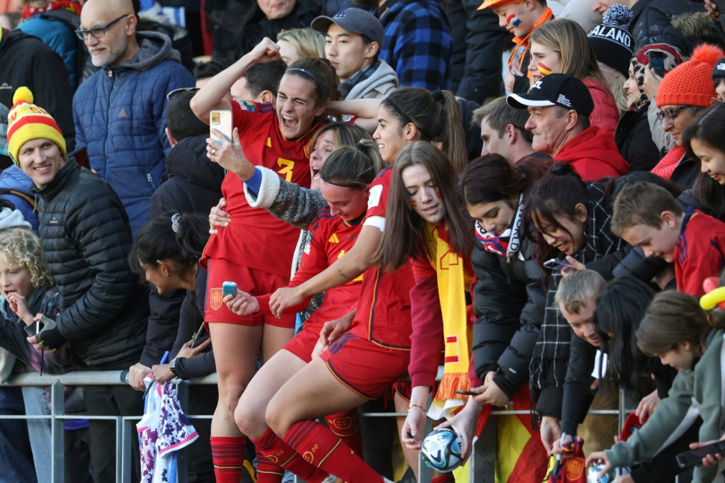 لاعبات إسبانيا يحتفلن مع الجماهير بعد فوزهن على هولندا وتأهلهن إلى نصف نهائي مونديال السيدات بكرة القدم في 11 آب/أغسطس 2023 (ا ف ب)