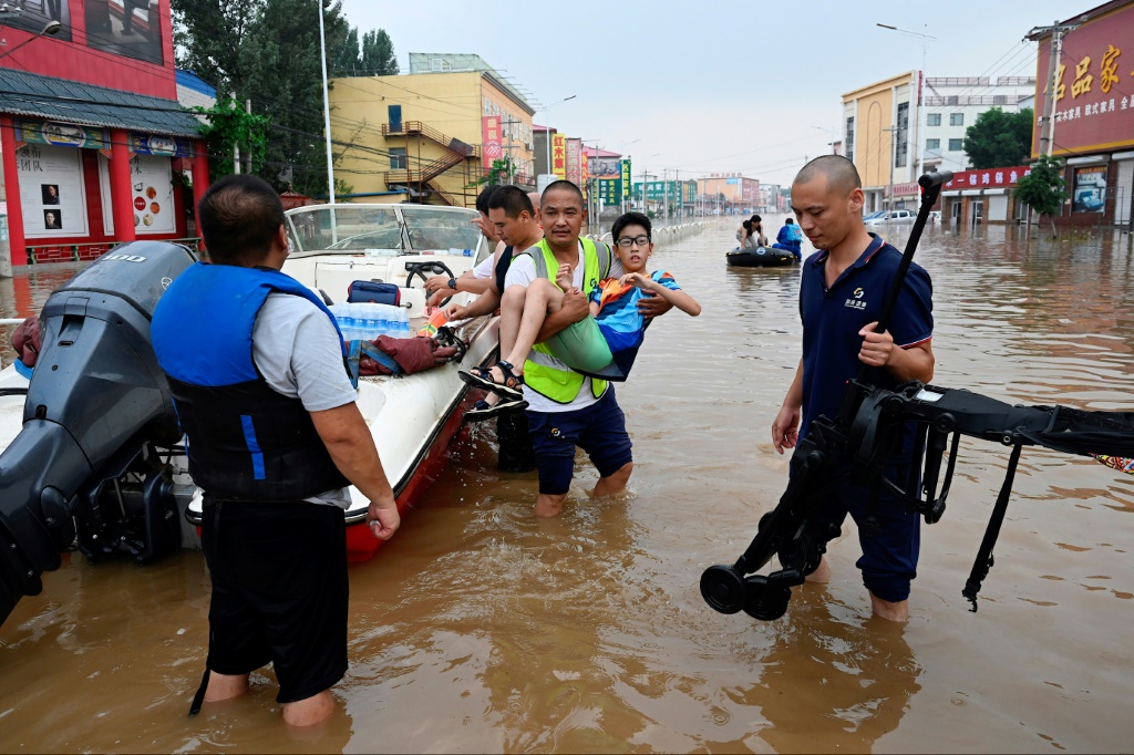 فرق انقاذ تقوم باجلاء مدنيين من مناطق غمرتها المياه في إحدى مدن مقاطعة هبي بشمال الصين في 2 آب/اغسطس 2023 (ا ف ب)