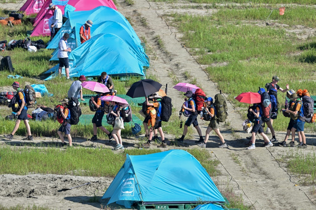 أعضاء في فرق كشفية يستعدون لمغادرة مؤتمر الكشافة العالمي في بوان بمقاطعة جيولا الشمالية في كوريا الجنوبية في الثامن من آب/أغسطس 2023 (ا ف ب)