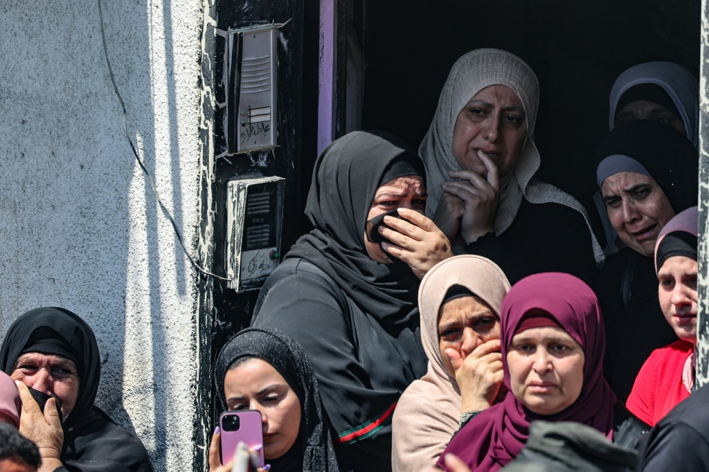 نساء في جنازة الشاب الفلسطيني محمود جهاد جراد الذي قتل برصاص الجيش الإسرائيلي خلال مداهمة في مخيم طولكرم في شمال الضفة الغربية المحتلة في 11 آب/أغسطس 2023 (أ ف ب)  &nbsp;