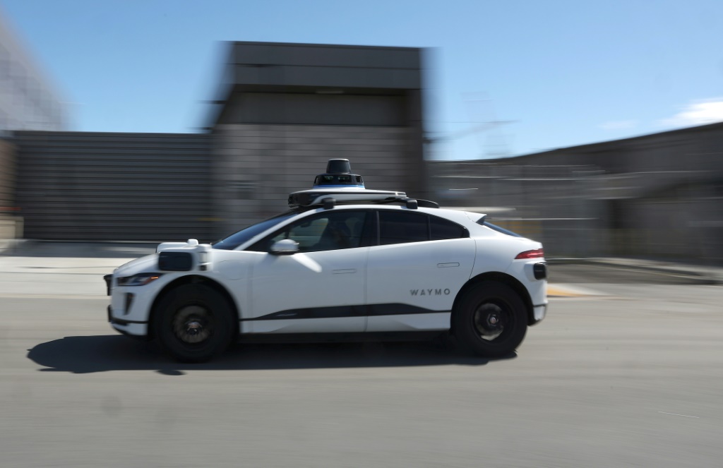 سيارة ذاتية القيادة من شركة "وايمو" تسير في أحد شوارع سان فرانسيسكو في كاليفورنيا بتاريخ الاول من آذار/مارس 2023 (ا ف ب)