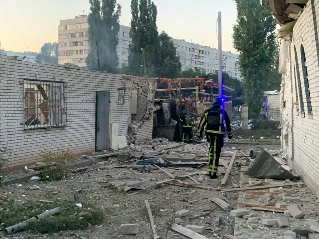عمال إغاثة خارج كنيسة مدمرة بعد ضربات صاروخية روسية على زابوريجيا في 9 أغسطس/آب 2023 (ا ف ب)