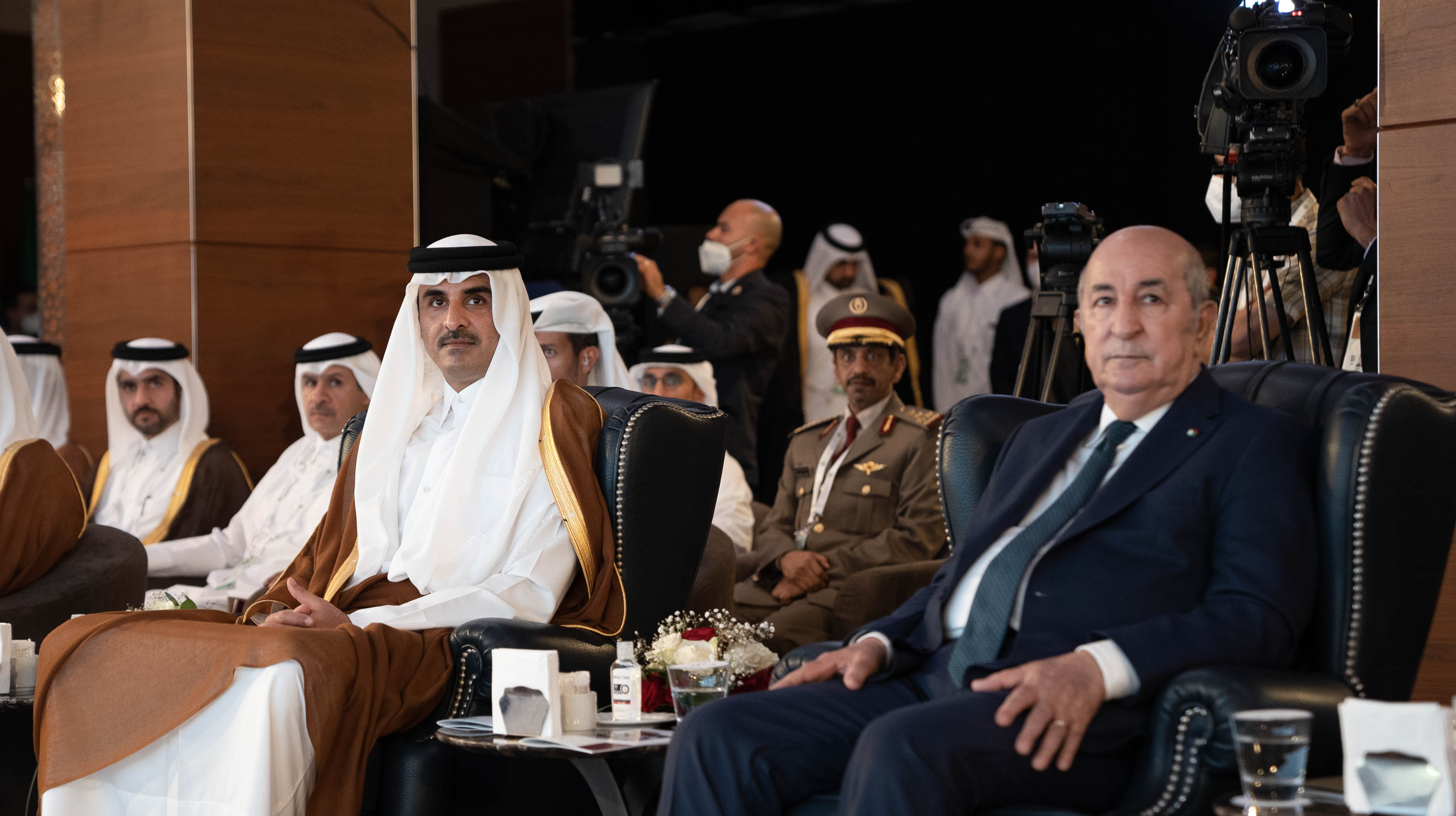 صورة أرشيفية تجمع أمير قطر، الأمير تميم بن حمد مع الرئيس الجزائري، عبدالمجيد تبون (الديوان الأميري القطري)