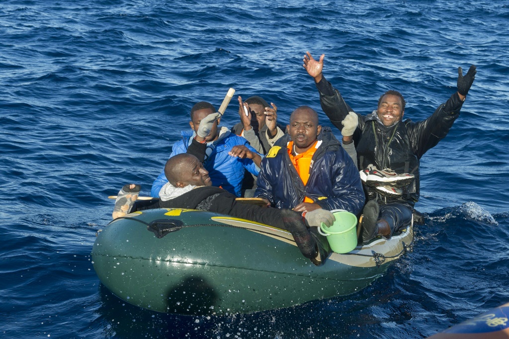 مهاجرون غير نظاميين قرب مضيق جبل طارق في 2012 (أ ف ب)   