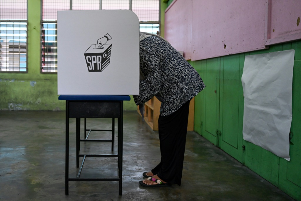 ناخبة تدلي بصوتها في انتخابات مجلس ولاية سيلانغور، في سيلايانغ في 12 آب/أغسطس 2023 (ا ف ب)
