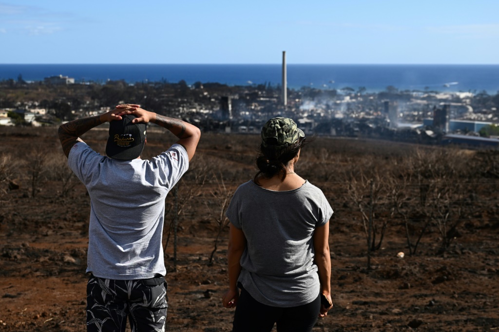 سكان يشاهدون بلدة لاهاينا التي دمرها حريق في هاواي في 11 آب/أغسطس 2023 (ا ف ب)