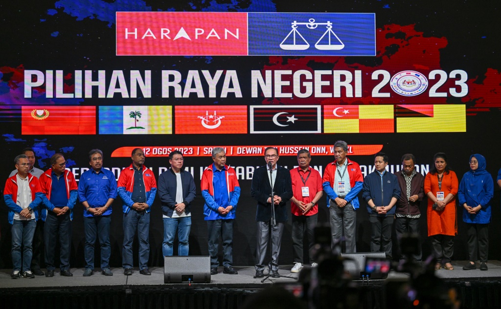 رئيس الوزراء الماليزي أنور إبراهيم في مؤتمر صحافي في العاصمة كوالالمبور بعد الاعلان عن نتائج انتخابات مجالس ست ولايات في 12 آب/أغسطس 2023 (ا ف ب)
