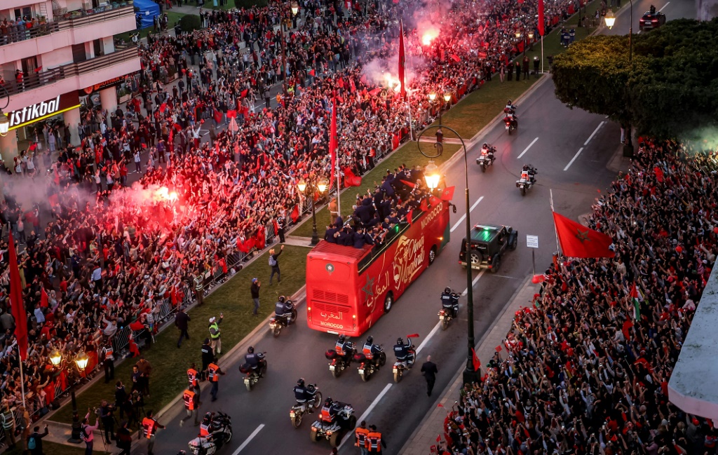 مشجعون أثناء استقبال المنتخب المغربي لكرة القدم في وسط العاصمة الرباط في 20 كانون الأول/ديسمبر 2022 بعد عودته من مونديال قطر(ا ف ب)