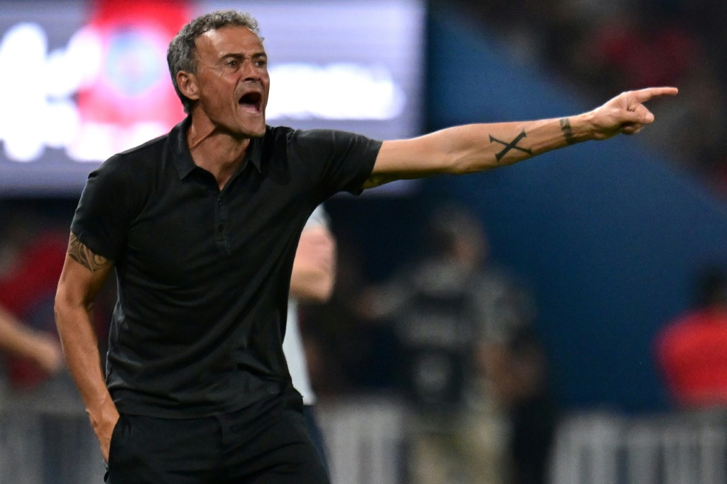 مدرب باريس سان جرمان الإسباني لويس إنريكي خلال مباراة فريقه أمام لوريان في الدوري الفرنسي على ملعب بارك دي برانس في 12 آب/أغسطس 2023 (ا ف ب)