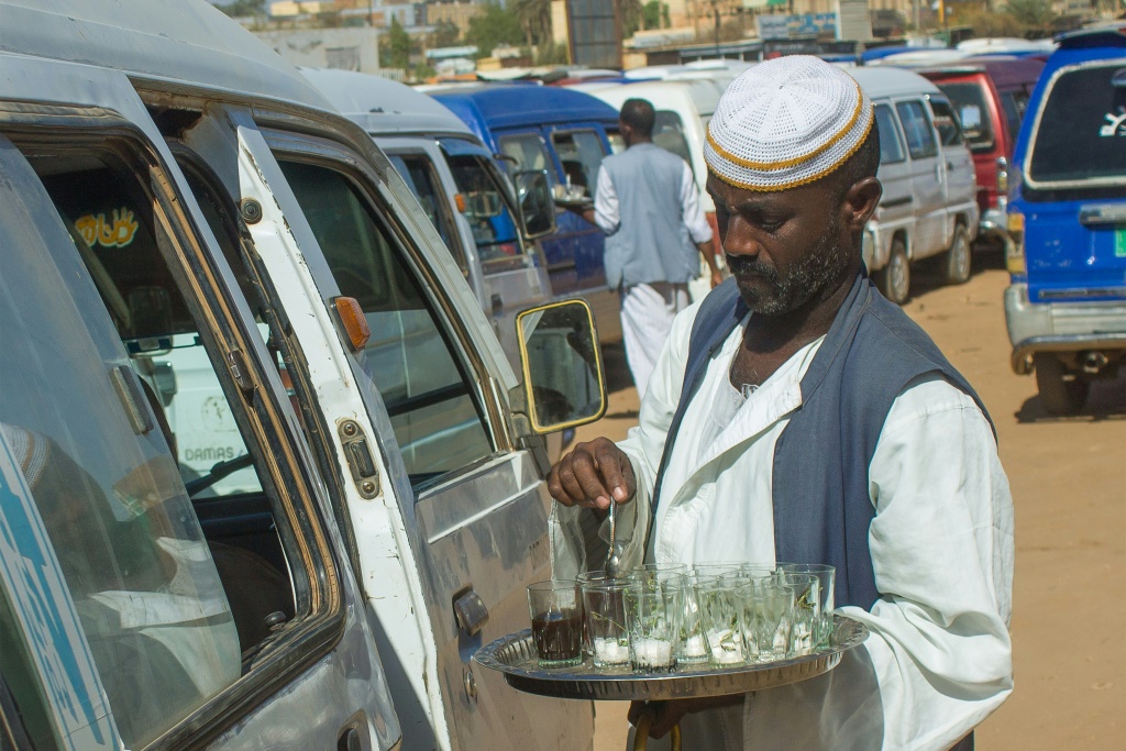بائع متجول في محطة للحافلات في ود مدني بتاريخ 16 أيار/مايو 2023 (ا ف ب)