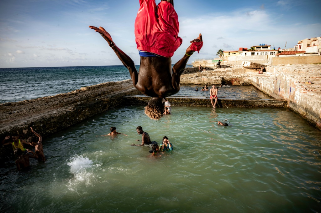 كوبيون يسبحون في مسبح قديم في هافانا ، 4 أغسطس 2023 (ا ف ب)