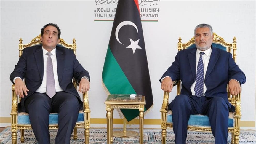 رئيس المجلس الرئاسي الليبي محمد المنفي، مع الرئيس الجديد للمجلس الأعلى للدولة الليبي محمد تكالة (الاناضول)