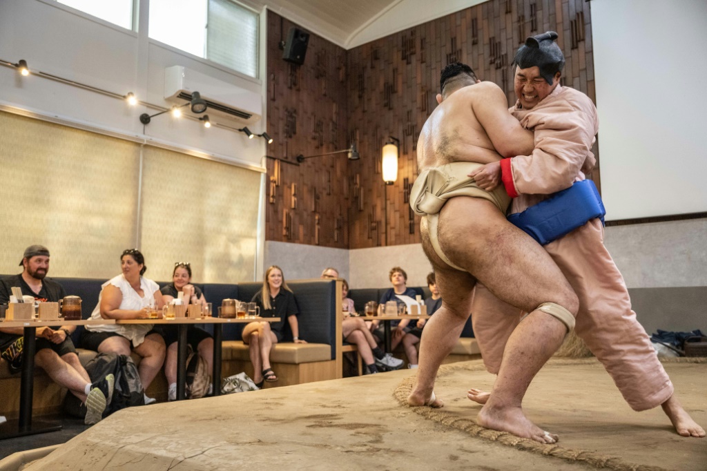 صورة مؤرخة في 3 تموز/يوليو 2023 لمصارعي سومو في مطعم فب طوكيو (ا ف ب)