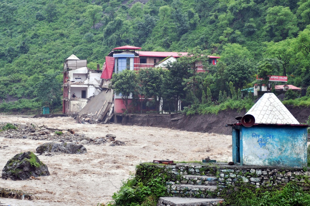 تسببت الأمطار الغزيرة في حدوث فيضانات وانهيارات أرضية في الهند ، مما أسفر عن مقتل 24 شخصًا على الأقل (ا ف ب)