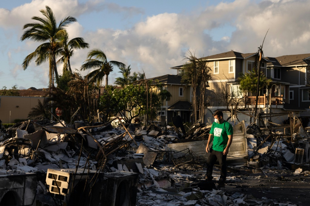 متطوع يجري تقييما للأضرار التي لحقت بمجمع سكني في أعقاب حريق هائل في لاهاينا غرب جزيرة ماوي في ولاية هاواي في 12 آب/أغسطس 2023 (ا ف ب)