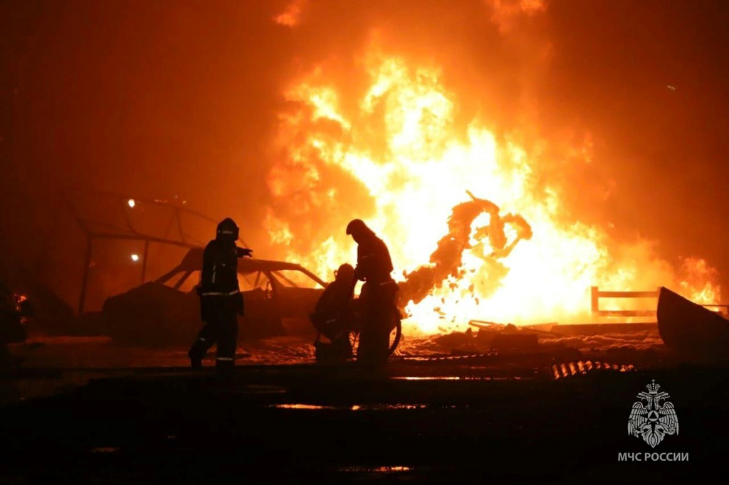 صورة وزعتها وزارة الحالات الطارئة الروسية في 14 آب/أغسطس 2023 يظهر فيها عناصر إطفاء يحاولون إخماد حريق في محطة للوقود في محج قلعة عاصمة جمهورية داغستان (ا ف ب)