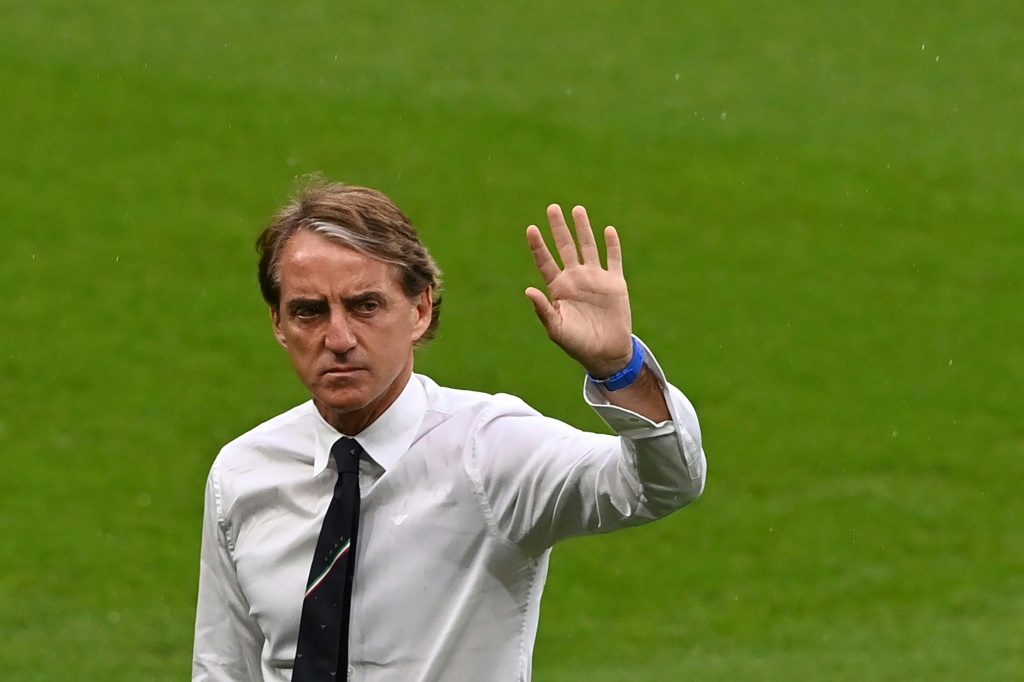 الإيطالي روبرتو مانشيني، الذي استقال من منصبه كمدرب لإيطاليا في 13 آب/أغسطس 2023، يلقي التحية على الجمهور خلال نهائي بطولة أوروبا 2020 بين إيطاليا وإنكلترا على ملعب ويمبلي بلندن في 11 تموز/يوليو 2021 (ا ف ب)