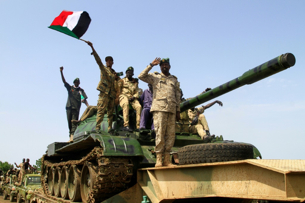 القوات المسلحة السودانية تحتفل بعيد الجيش في ولاية القضارف بشرق السودان بالقرب من الحدود مع إثيوبيا في 14 آب/أغسطس 2023 (أ ف ب)   
