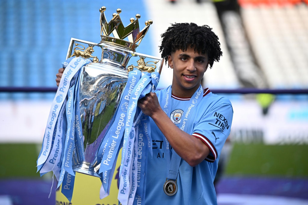المدافع ريكو لويس يرفع كأس الدوري الانكليزي بعد فوز فريقه مانشستر سيتي باللقب بعد مباراته أمام تشلسي على ملعب الاتحاد في مانشستر، شمال غرب إنكلترا في 21 أيار/مايو 2023 (ا ف ب)