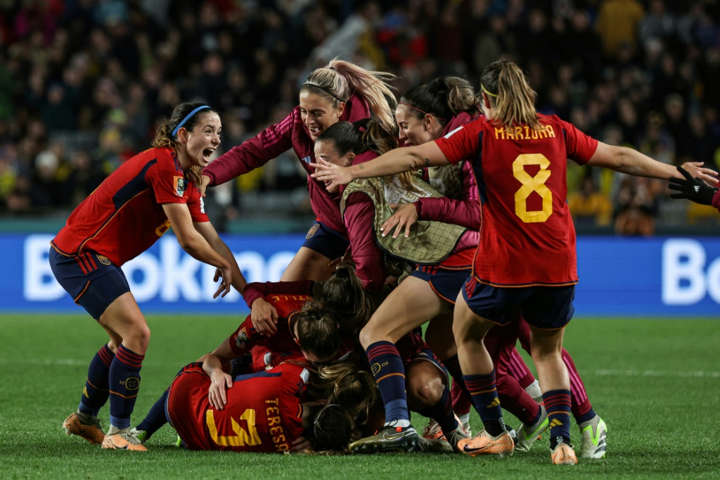 لاعبات إسبانيا تحتفلن بهدف الفوز الذي سجلته أولغا كارمونا امام السويد في مواجهة نصف نهائي كأس العالم للسيدات في كرة القدم والتي اقيمت في مدينة اوكلاند النيوزيلندية في 15 آب/اغسطس 2023 (ا ف ب)