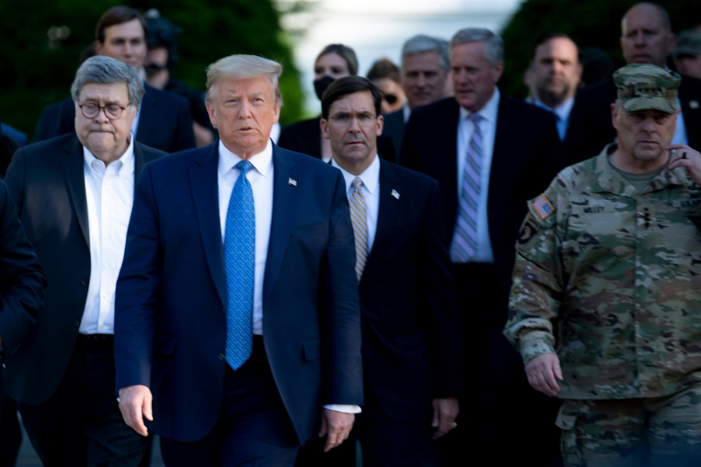 دونالد ترامب مع وزير العدل وليام بار (يسار) ووزير الدفاع مارك اسبر (وسط) ورئيس الأركان مارك مايلي (يمين) في واشنطن في 01 حزيران/يونيو 2020 (ا ف ب)