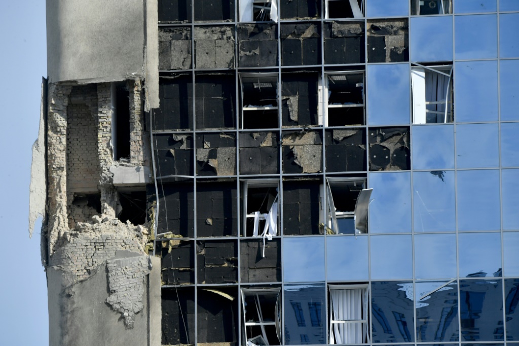 أضرار في واجهة مبنى في موسكو بعد هجوم بطائرة مسيّرة في 30 تموز/يوليو 2023 (ا ف ب)
