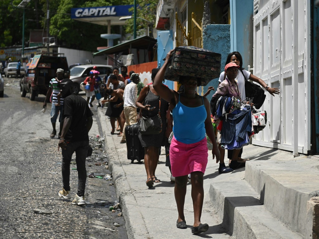 سكّان يفرّون من حي كارفور- فوي في بور أو برنس عاصمة هايتي، في 15 آب/أغسطس 2023 (ا ف ب)