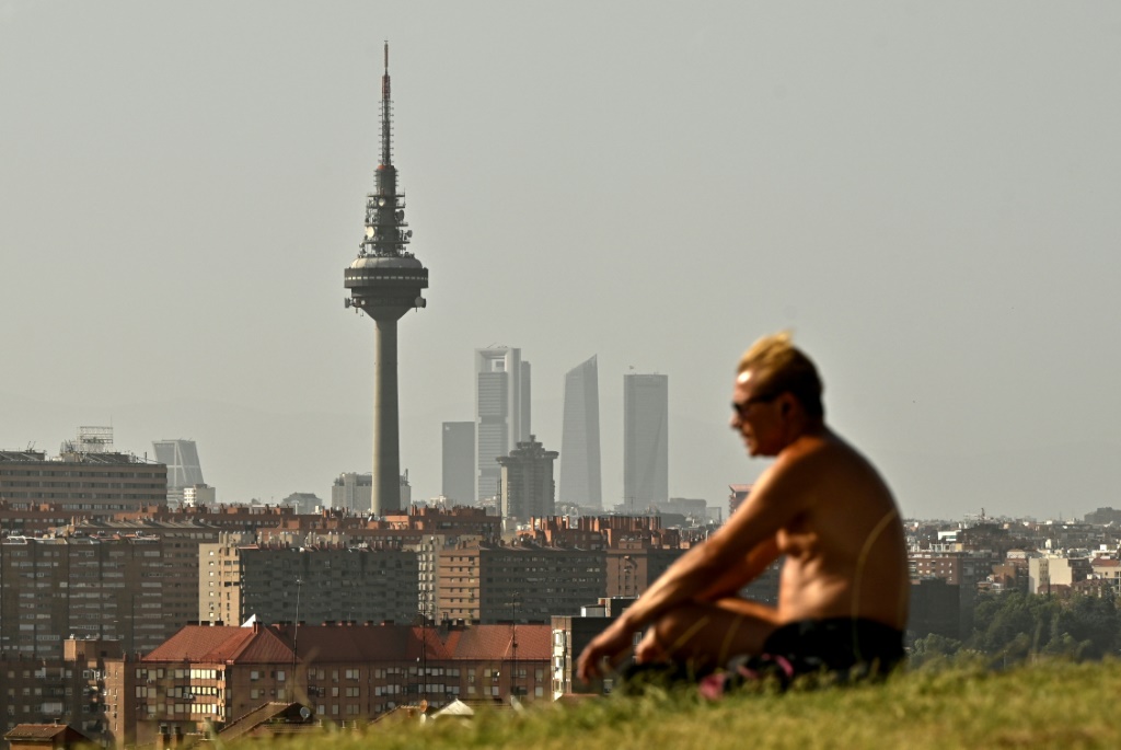 رجل يجلس في حديقة في مدريد وسط موجة حر في 19 تموز/يوليو 2023 (ا ف ب)