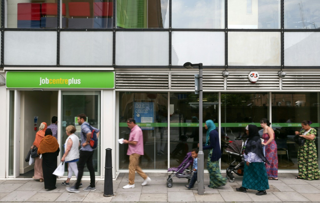 أشخاص بانتظار الدخول إلى مركز للعمل في شرق لندن بتاريخ 20 تموز/يوليو 2016 (ا ف ب)