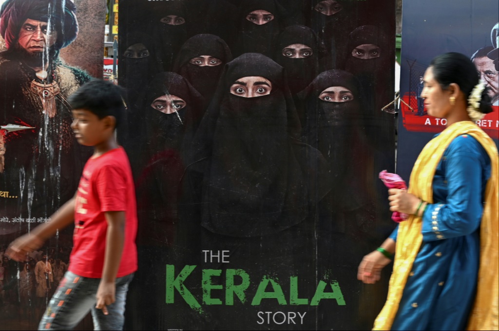 لافتة لفيلم "حكاية كيرلا" على واجهة صالة للسينما في بومباي بتاريخ 10 أيار/مايو 2023 (ا ف ب)