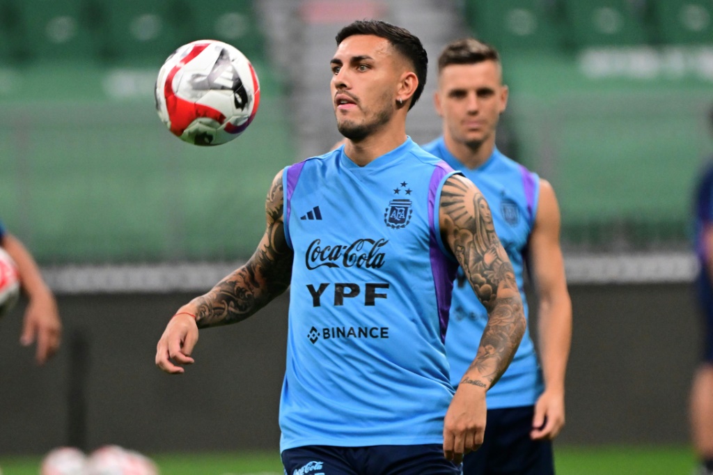 توّج لاعب الوسط الأرجنتيني لياندرو باريديس العائد إلى روما الإيطالي من باريس سان جرمان الفرنسي بمونديال قطر 2022 (ا ف ب)