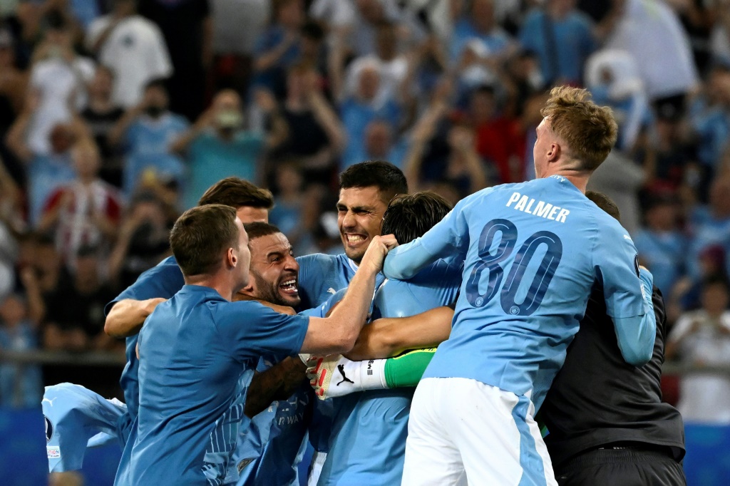 لاعبو مانشستر سيتي الإنكليزي يحتفلون بعد الفوز بالكأس السوبر الأوروبية لكرة القدم أثينا في 16 آب/أغسطس 2023 (ا ف ب)