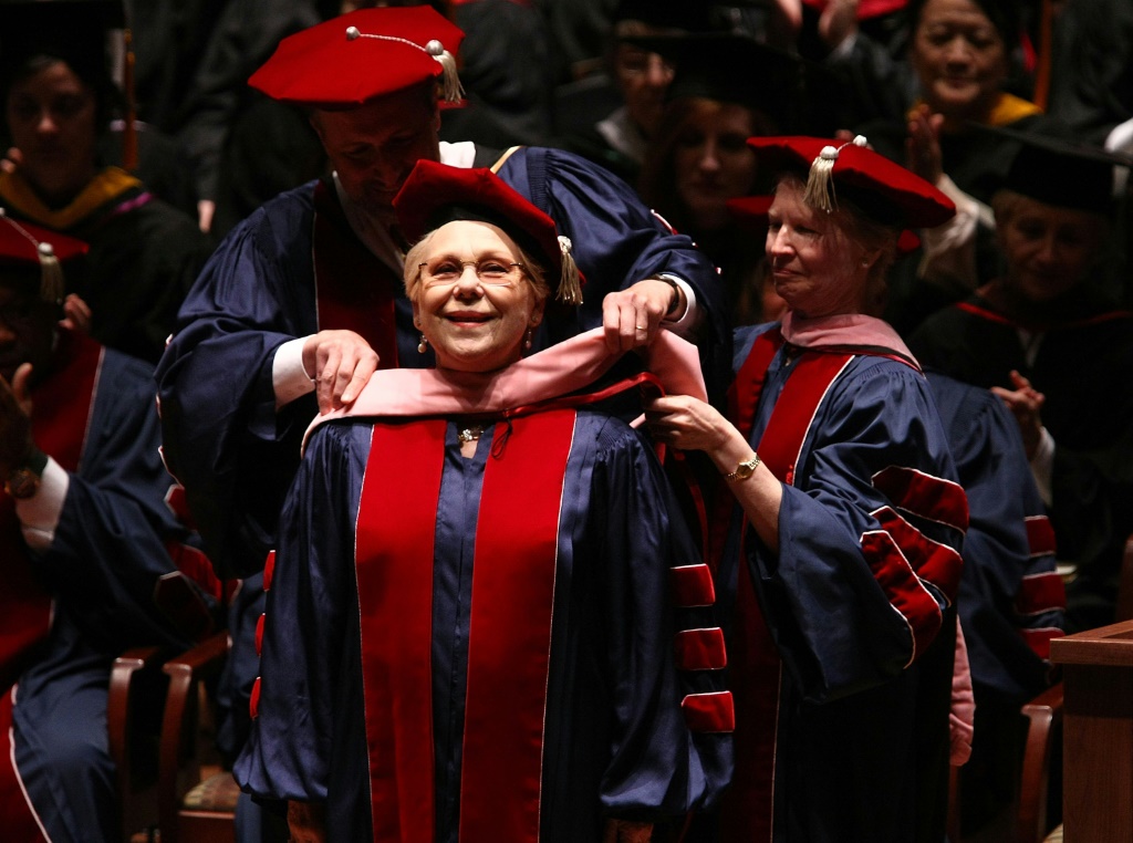 السوبرانو الإيطالية ريناتا سكوتو تحصل على دكتوراه شرفية من كلية جولياردز الموسيقية في نيويورك في 22 أيار/مايو 2009 (ا ف ب)