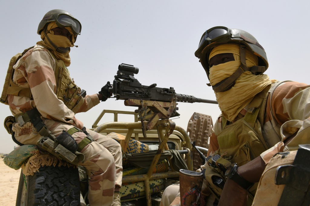 قوات الجيش النيجري في قاعدة قرب مالام فاتوري بتاريخ 3 نيسان/أبريل 2015 (ا ف ب)