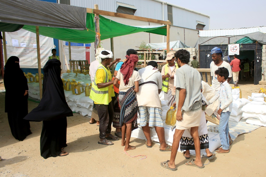 نازحون يمنيون يتسلمون مساعدات إنسانية من برنامج الأغذية العالمي في محافظة حجة (شمال) في 22 تموز/يوليو 2023 (ا ف ب)