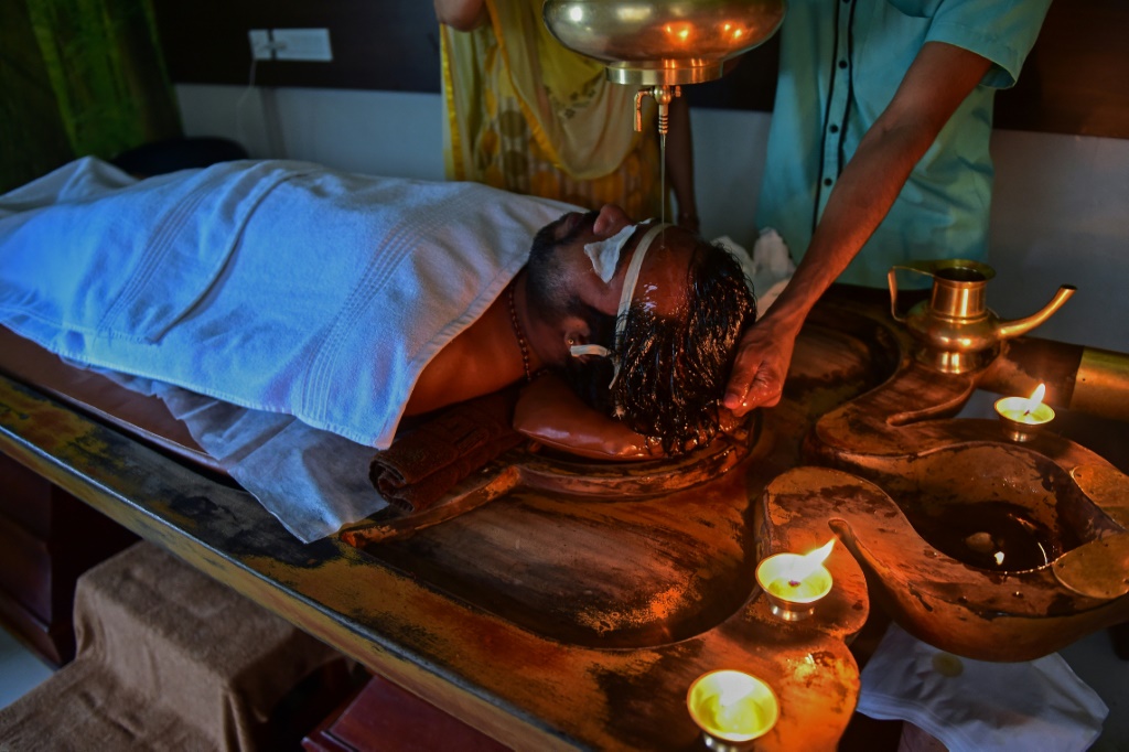 رجل يتلقى علاجاً طبيعياً في مستشفى على تخوم مدينة أحمد آباد الهندية في 15 آب/أغسطس 2023 (ا ف ب)