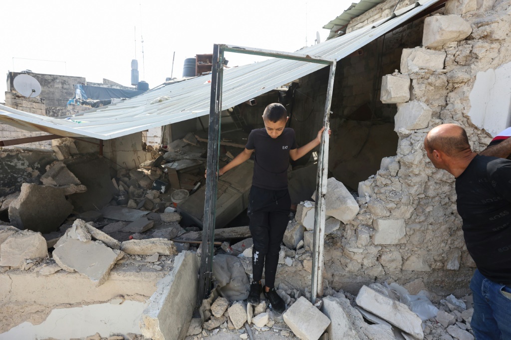  &nbsp;  فلسطينيون يتفقدون الدمار الناجم عن استهداف الجيش الإسرائيلي لمبنى في مدينة جنين في شمال الضفة الغربية المحتلة في 17 آب//أغسطس 2023 والذي أسفر عن مقتل ناشط فلسطيني وإصابة مواطنين آخرين بينهم عاملة صحية بجروح خطيرة (أ ف ب)