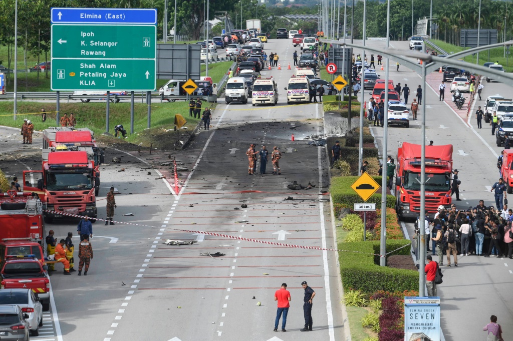     قال مسؤولون إن طائرة خفيفة تحطمت في شارع في ولاية سيلانجور بوسط ماليزيا ، مما أسفر عن مقتل ثمانية أشخاص كانوا على متنها واثنان على الأرض. (أ ف ب)   