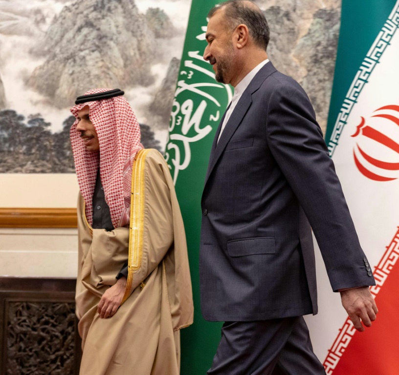  وزير الخارجية الايراني حسين أمير عبد اللهيان مع نظيره السعودي فيصل بن فرحان (ا ف ب)