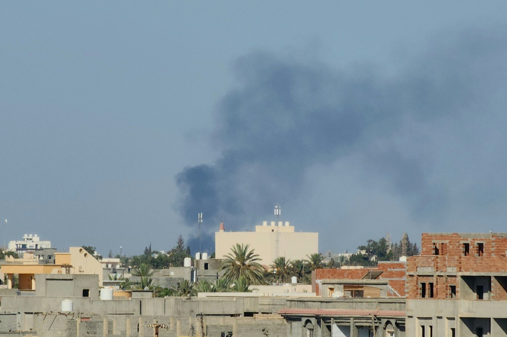 دخان يتصاعد من أحد أحياء طرابلس في 15 آب/أغسطس 2023 خلال اشتباكات وقعت بين قوتين مسلحتين في العاصمة الليبية (ا ف ب)