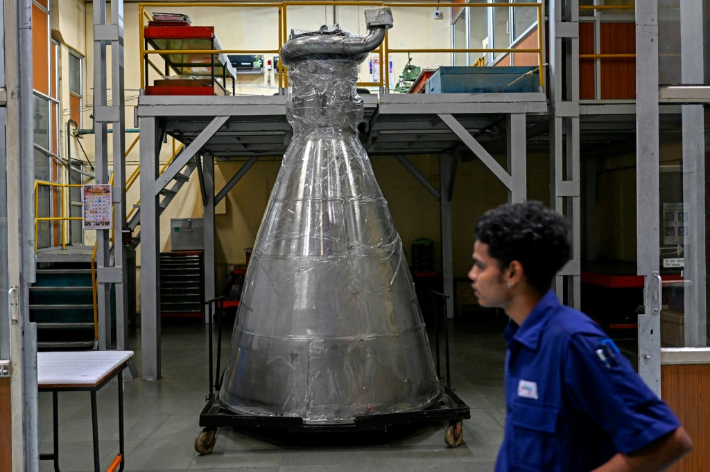 مهندس يسير في مصنع غودريج لصناعات الفضاء الذي ينتج محركات مهمات الفضاء الهندية في ومباي في العاشر من تموز/يوليو 2023 (ا ف ب)