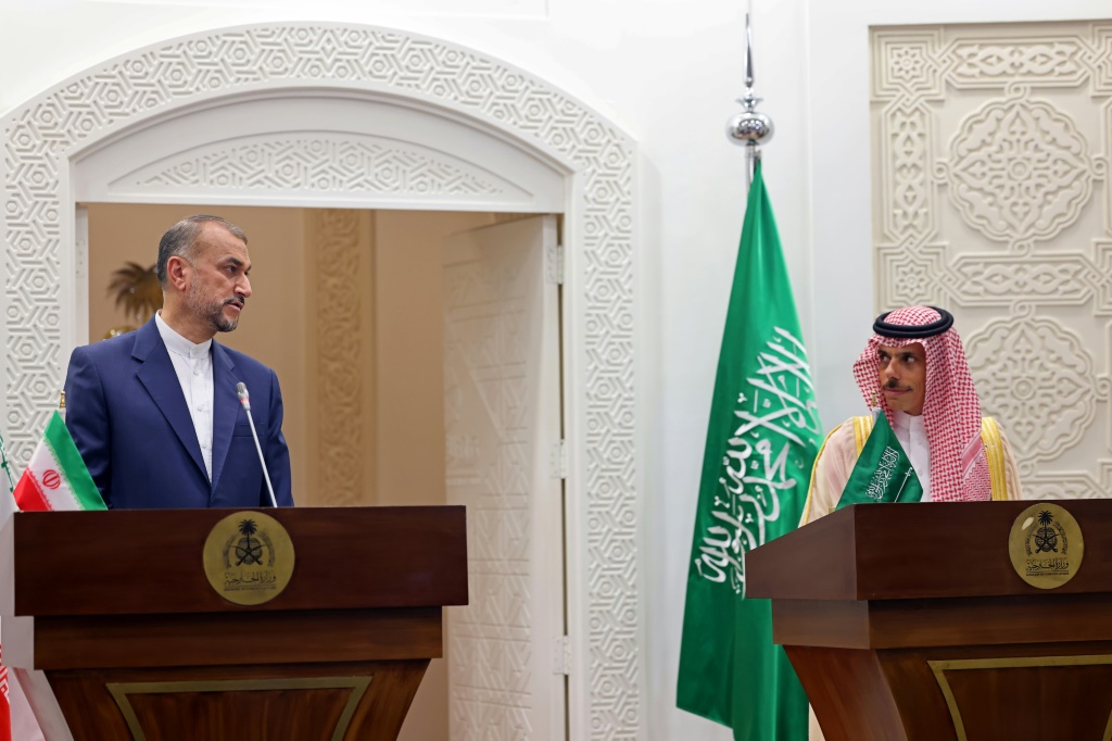     معًا في الرياض: أمير عبد اللهيان والأمير فيصل (أ ف ب)
