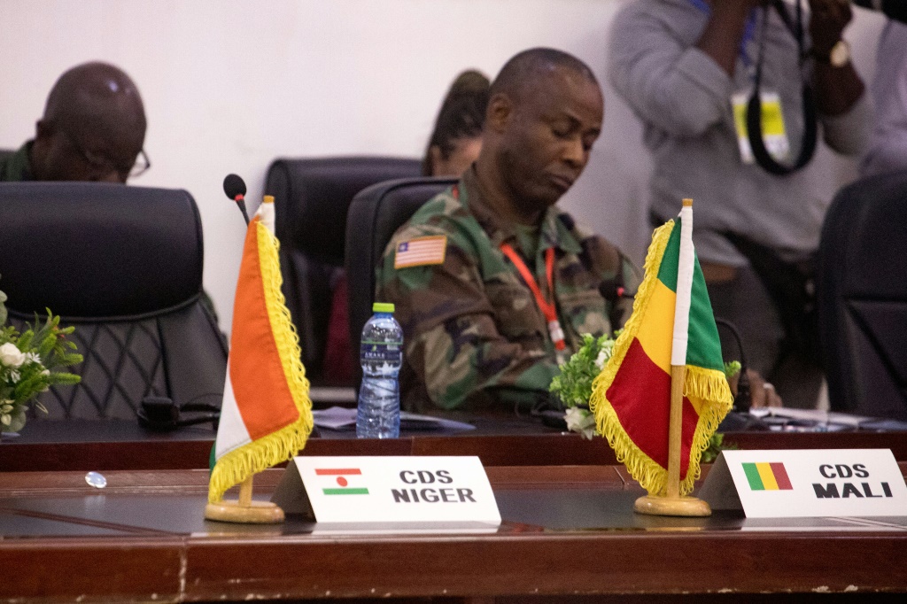 علما النيجر ومالي على طاولة اجتماع لقادة جيوش دول إكواس في أكرا في 17 آب/أغسطس 2023. (ا ف ب)